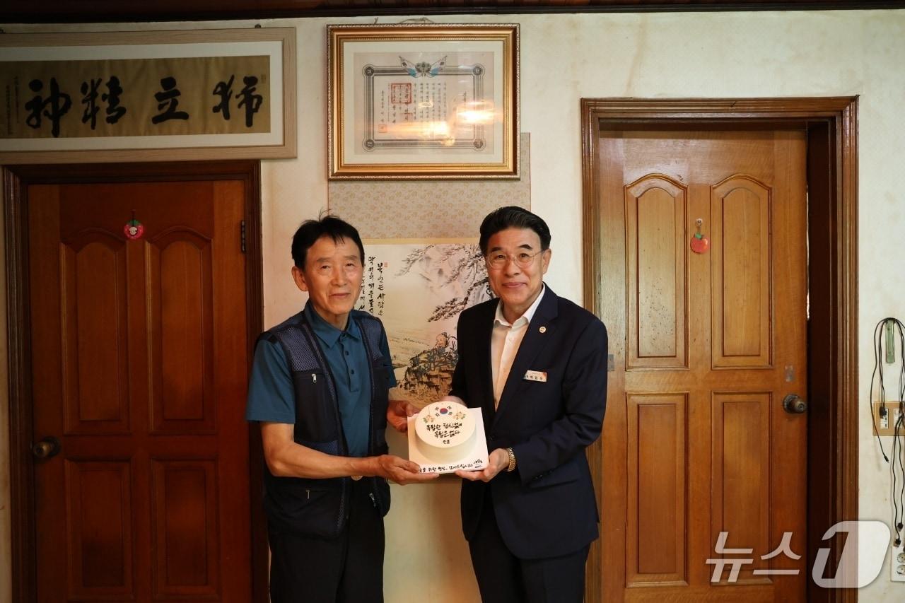 본문 이미지 - 박범인 금산군수(오른쪽) 독립유공자 유족 위문 기념사진 (금산군 제공.재판매 및 DB금지)/뉴스1