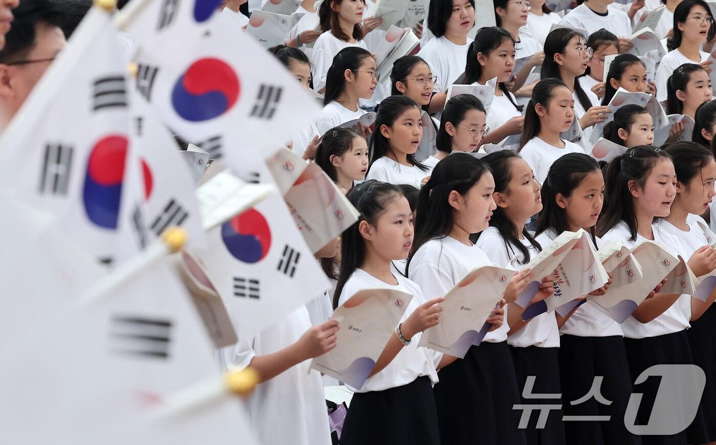 14일 서울 송파구 서울놀이마당에서 열린 제80주년 광복절 기념 &#39;송파구민 대합창&#39;에서 어린이 합창단을 비롯한 참가자들이 광복절 노래를 부르고 있다. 2025.8.14/뉴스1 ⓒ News1 김성진 기자