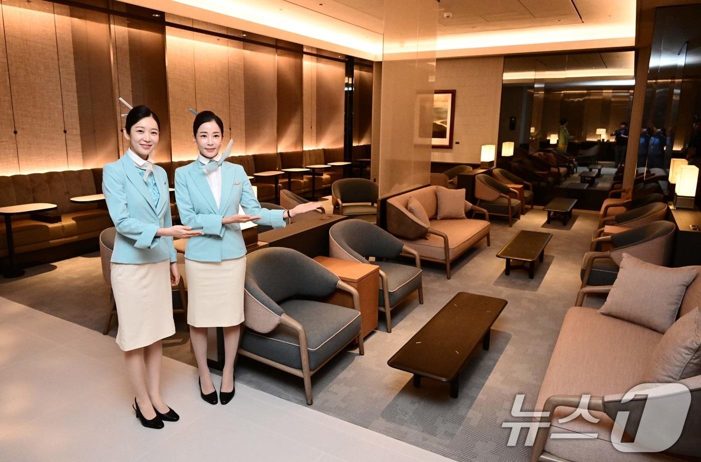 14일 인천국제공항 제2터미널에서 열린 대한항공 신규라운지 오픈 행사에서 대한항공 직원들이 마일러 클럽을 소개하고 있다. 대한항공은 이날 인천국제공항 라운지의 대대적인 리뉴얼을 마치고 사전 공개 행사를 열었다. 정식 개장은 오는 18일이다. (공동취재) 2025.8.14/뉴스1 ⓒ News1 박지혜 기자