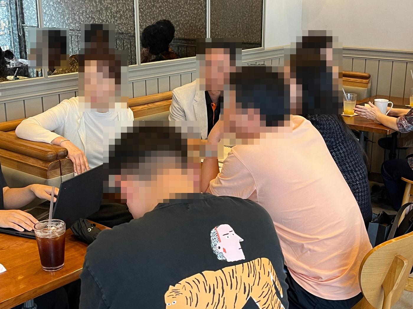 본문 이미지 - 13일 서울 모처에서 더본코리아 점주들이 기자와 인터뷰를 하고 있다.