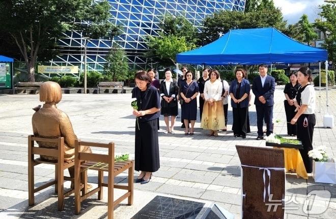 본문 이미지 - 올해로 9회째를 맞는 &#39;일본군 위안부 피해자 기림의 날&#39; 행사가 14일 전북 전주시 풍남문 광장 평화의 소녀상 앞에서 개최됐다.&#40;전주시 제공, 재판매 및 DB 금지&#41;/뉴스1