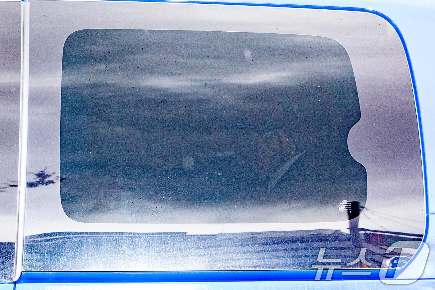 김건희 여사가 14일 구속 후 첫 조사를 위해 서울 종로구에 마련된 민중기 특별검사팀&#40;김건희 특검팀&#41; 사무실로 호송차량을 타고 들어가고 있다. 2025.8.14/뉴스1 ⓒ News1 이승배 기자