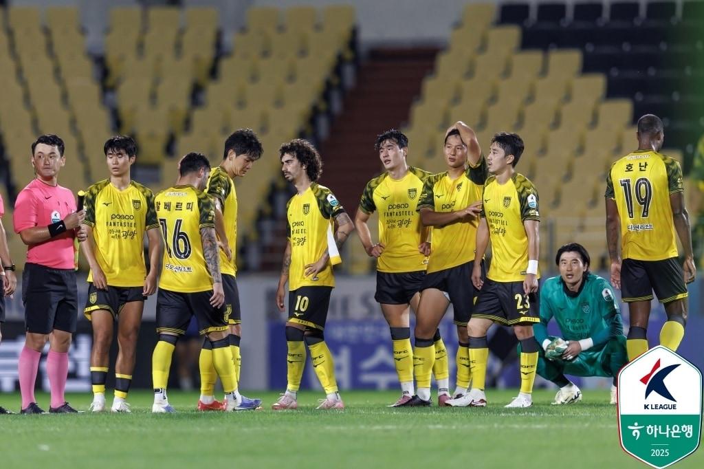 본문 이미지 - 오심으로 득점이 취소된 전남 드래곤즈. (한국프로축구연맹 제공)