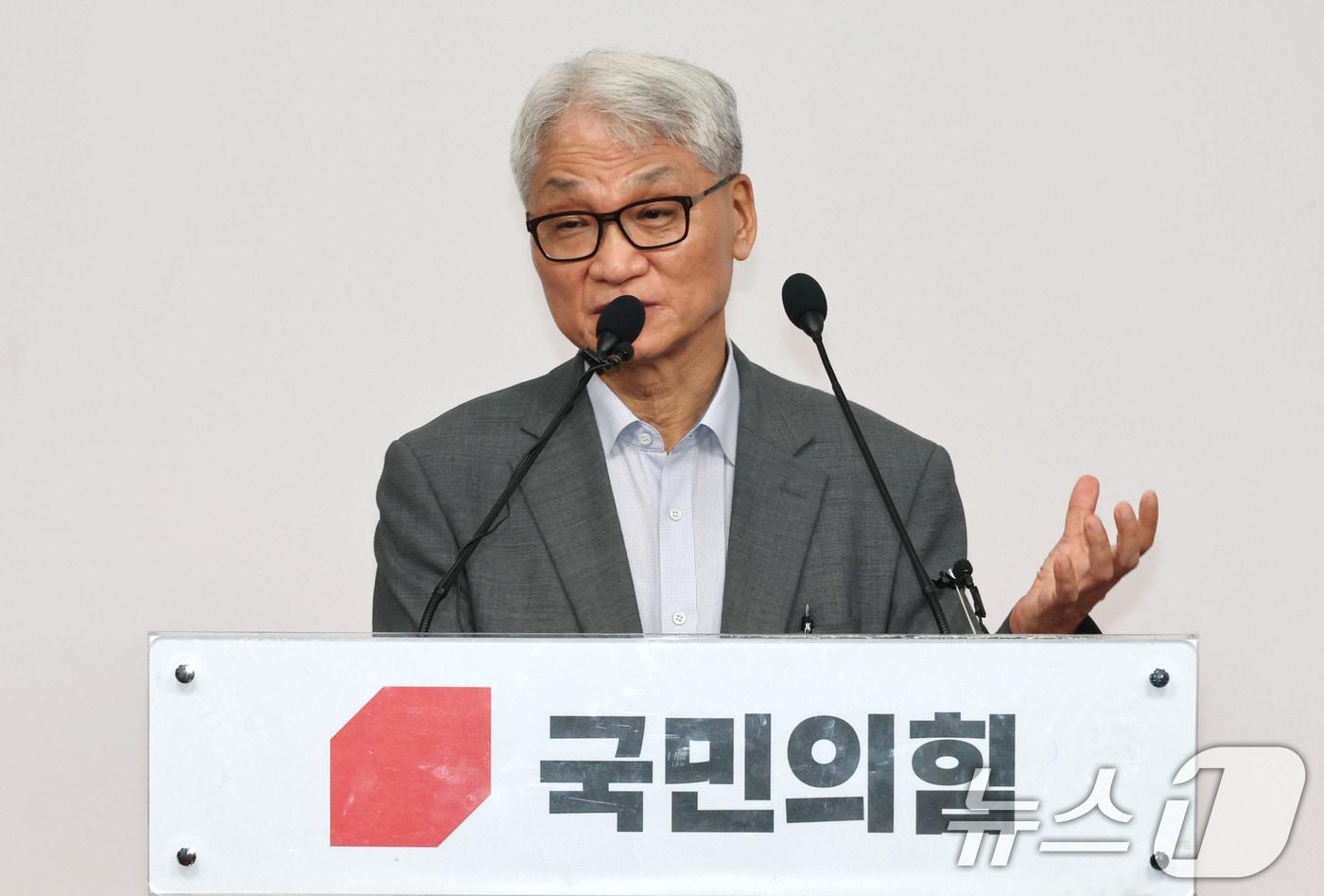 여상원 국민의힘 중앙윤리위원회 위원장이 14일 오후 서울 여의도 중앙당사에서 전한길 씨 징계 논의 결과를 발표하고 있다. 이날 윤리위는 전 씨에 대해 경고 조치를 내렸다. ⓒ News1 이광호 기자