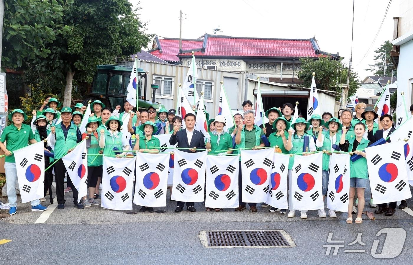 지난 11일부터 전북 정읍시 새마을회가 광복 80주년 기념 태극기 달기 운동을 펼치고 있는 가운데 이학수 시장과 정읍시 새마을회 관계자들이 기념 촬영을 하고 있다.(정읍시 제공. 재판매 및 DB금지)/뉴스1  