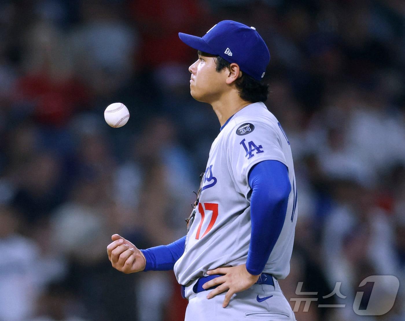 본문 이미지 - LA 다저스 오타니 쇼헤이가 14일(한국시간) 열린 2025 메이저리그 LA 에인절스전에서 선발 등판해 4⅓이닝 7탈삼진 4실점을 기록했다. 다저스는 5-6으로 역전패하며 내셔널리그 서부지구 2위로 추락했다. ⓒ AFP=뉴스1