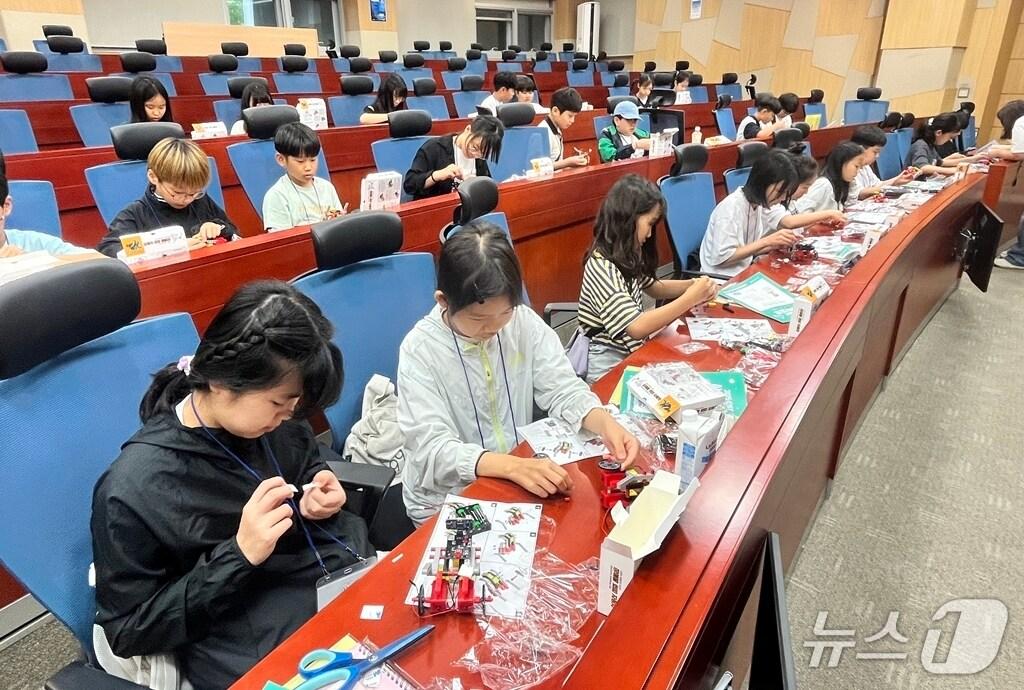 본문 이미지 - GIST(광주과학기술원)에서 열린 AI과학캠프에 참여한 광양제철소 직원 자녀들이 체험키트를 활용한 자율주행 자동차를 만들고 있다.(광양제철소 제공) 