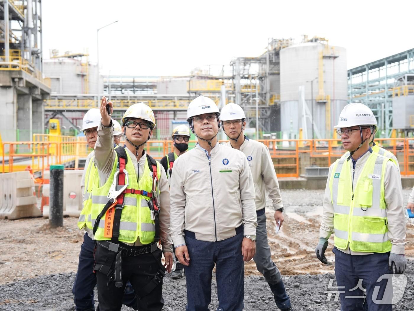 본문 이미지 - 이용배 현대로템 사장이 14일 충남 당진 건설현장에서 근로자와 함께 현장점검을 진행하고 있다.(현대로템 제공) 2025.8.14/뉴스1