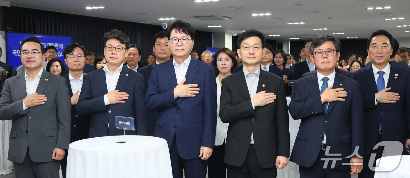 이한주 국정기획위원장&#40;왼쪽에서 세번째&#41;을 비롯한 위원들이 국민의례를 하고 있다. &#40;국정기획위원회 자료 제공&#41;