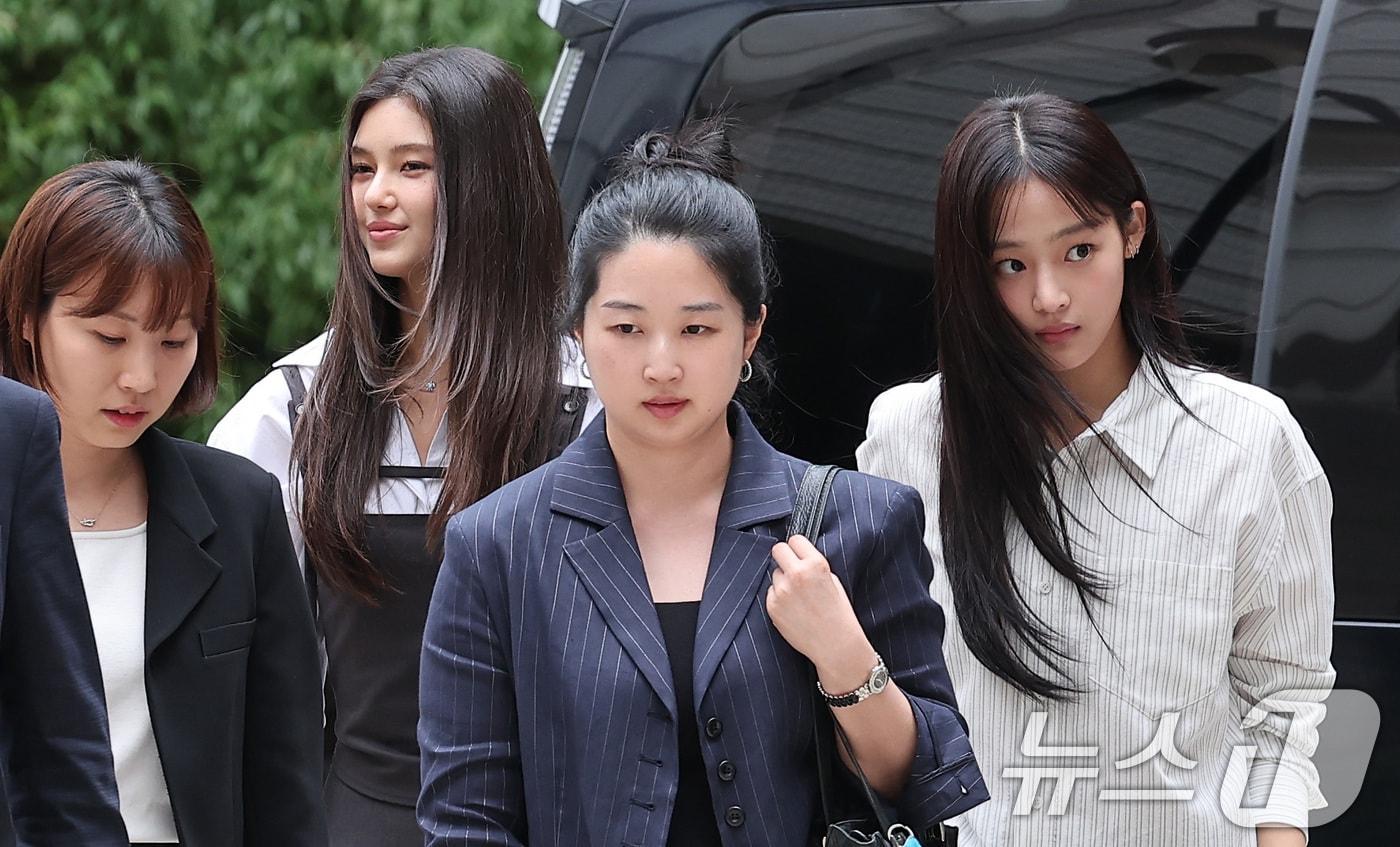 뉴진스 다니엘과 민지가 14일 서울 서초구 서울중앙지방법원에서 열린 어도어가 뉴진스를 상대로 제기한 전속계약 유효 확인 소송 조정기일에 출석하고 있다. 뉴진스와 어도어 간의 합의에 이르지 못할 경우, 재판부는 오는 10월 판결을 선고할 예정이다. 2025.8.14/뉴스1 ⓒ News1 김성진 기자