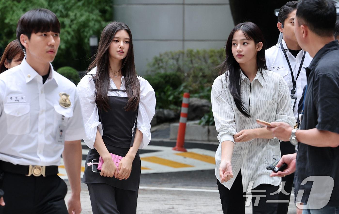 뉴진스 다니엘과 민지가 14일 서울 서초구 서울중앙지방법원에서 열린 어도어가 뉴진스를 상대로 제기한 전속계약 유효 확인 소송 조정기일에 출석하고 있다. 뉴진스와 어도어 간의 합의에 이르지 못할 경우, 재판부는 오는 10월 판결을 선고할 예정이다. 2025.8.14/뉴스1 ⓒ News1 김성진 기자