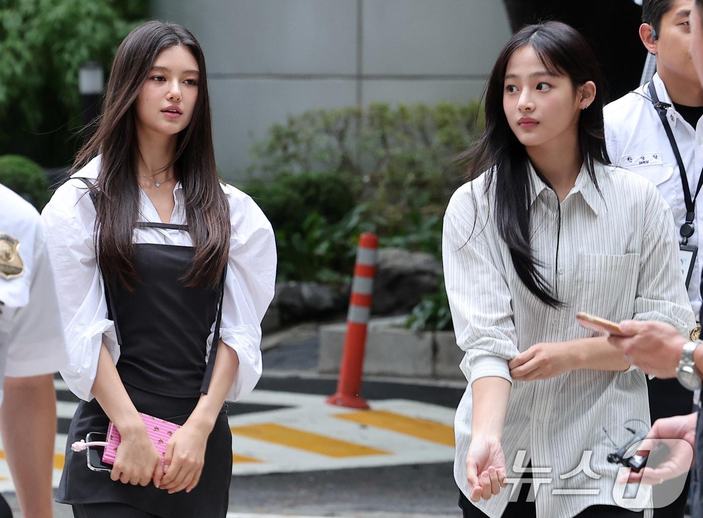 본문 이미지 - 뉴진스 다니엘과 민지가 14일 서울 서초구 서울중앙지방법원에서 열린 어도어가 뉴진스를 상대로 제기한 전속계약 유효 확인 소송 조정기일에 출석하고 있다. 뉴진스와 어도어 간의 합의에 이르지 못할 경우, 재판부는 오는 10월 판결을 선고할 예정이다. 2025.8.14/뉴스1 ⓒ News1 김성진 기자