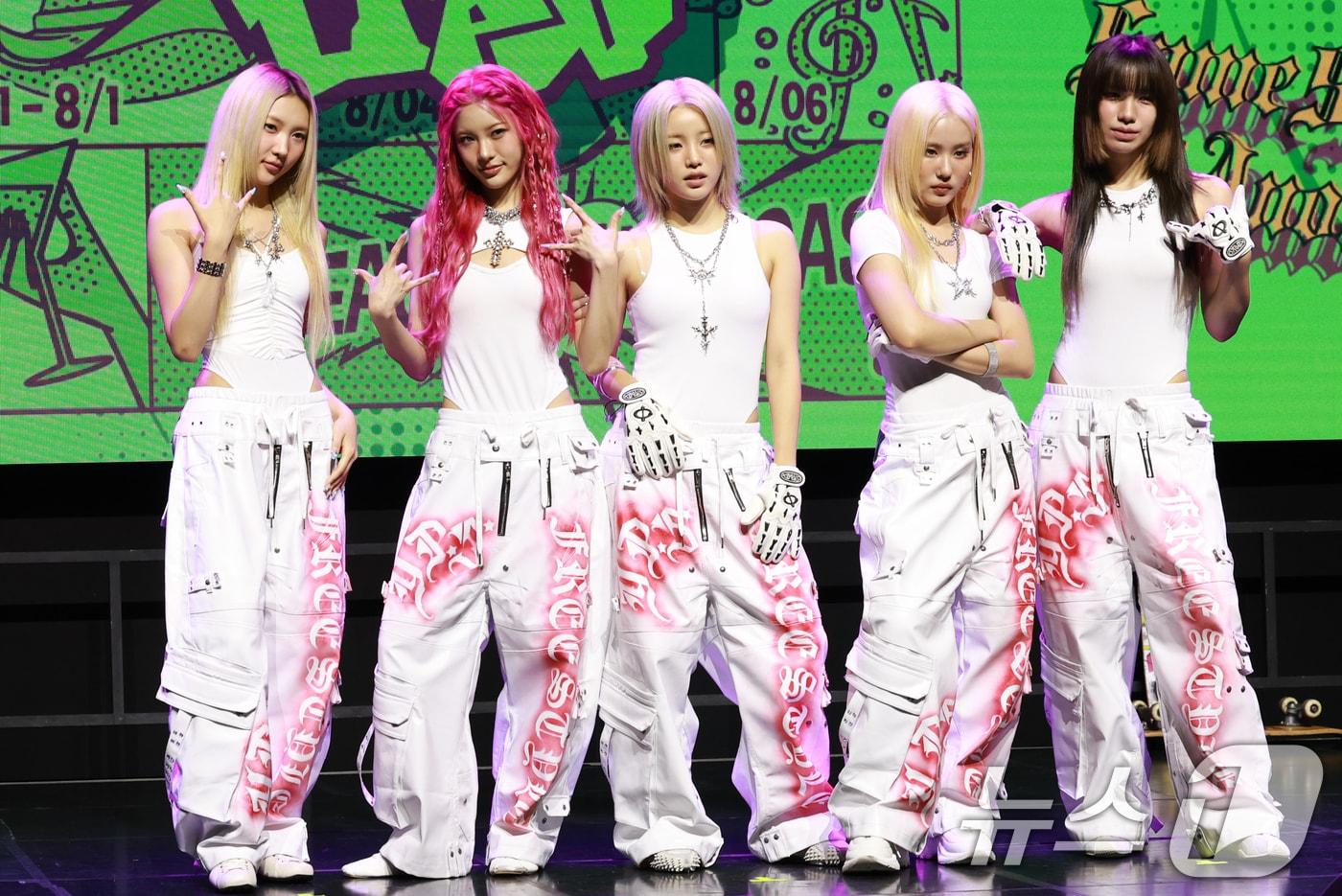 그룹 영파씨(YOUNG POSSE)의 위연정(왼쪽부터)과 지아나, 정선혜, 한지은, 도은이 14일 오후 서울 서대문구 예스24 원더로크홀에서 열린 네 번째 EP 'Growing Pain pt.1 : FREE' 발매 쇼케이스에서 포즈를 취하고 있다. ⓒ News1 권현진 기자