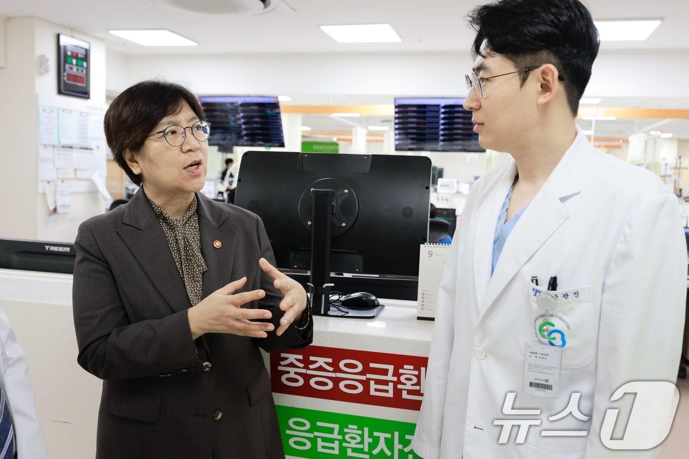 정은경 보건복지부 장관이 14일 충북 청주 서원구 충북대학교병원을 방문해 권역응급의료센터 의료진들과 대화를 나누고 있다. &#40;보건복지부 제공. 재판매 및 DB 금지&#41; 2025.8.14/뉴스1