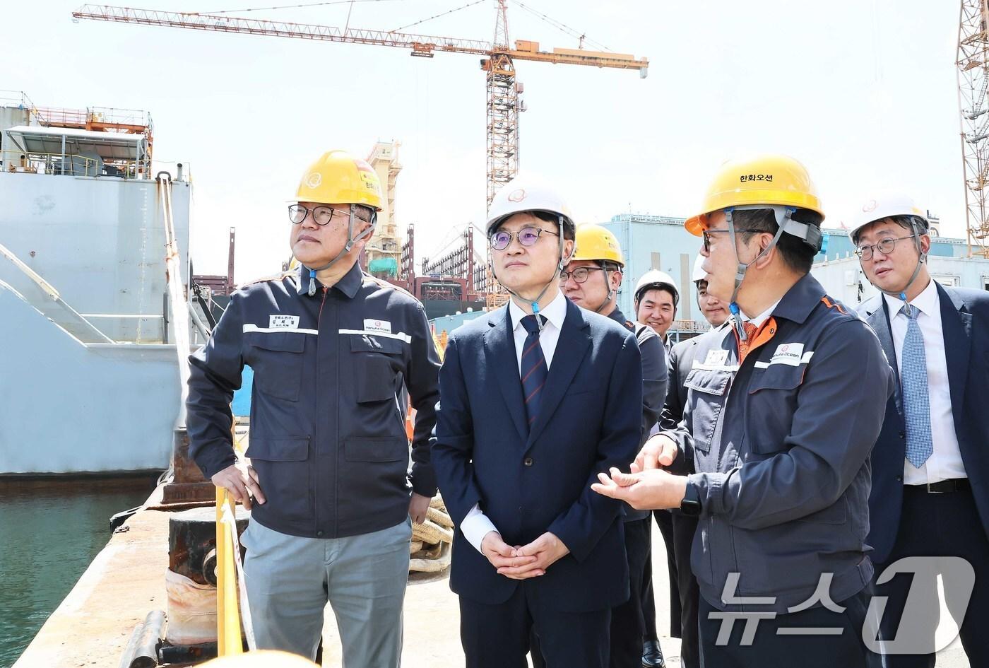 김정관 산업통상자원부 장관이 14일 장관 취임 후 첫 번째 산업현장 행보로 경남 거제시에 소재한 한화오션 거제사업장을 방문해 특수선 제작 야드현장을 둘러보고 있다. (산업통상자원부 제공. 재판매 및 DB 금지) 2025.8.14/뉴스1
