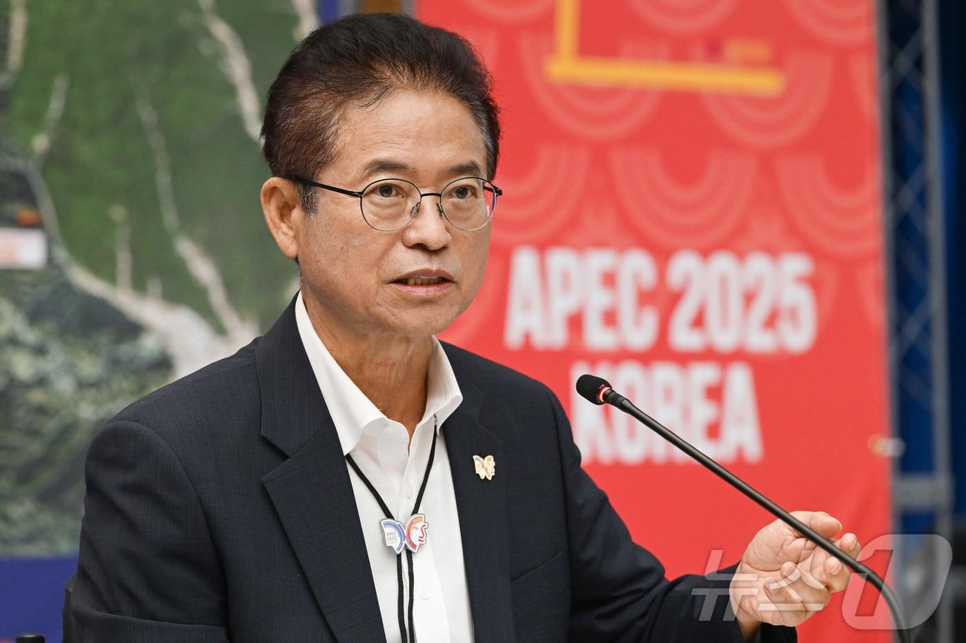 이철우 경북지사가 14일 경주에 있는 경북도문화관광공사에서 '아시아태평양경제협력체(APEC) 정상회의'의 준비 과정을 점검하는 회의를 진행했다. 경북도는 정상회의가 78일 앞으로 다가오면서 성공 개최를 위한 '현장 준비 체계'로 전환했다.(경북도 제공, 재판매 및 DB 금지) 