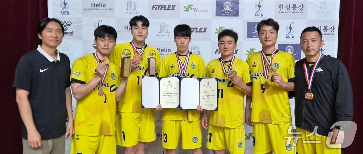 왼쪽부터 김종흔 감독, 이승빈, 남상훈, 김영철, 정원덕, 박철희 선수, 홍승현 코치(청주시 제공. 재판매 및 DB금지)./뉴스1