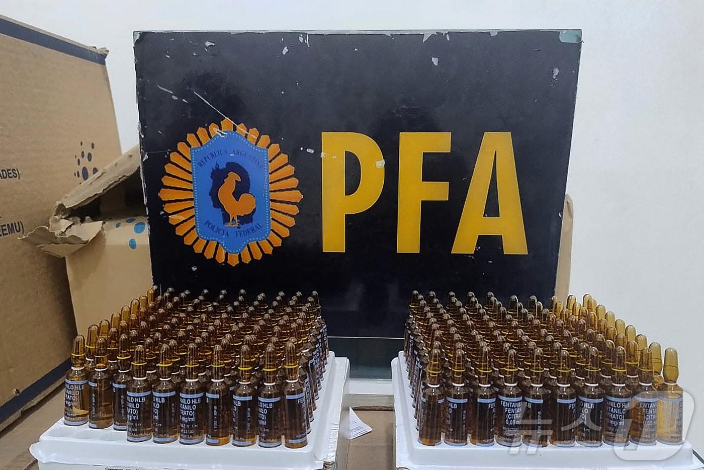 13일(현지시간) 아르헨티나 연방경찰이 압수한 펜타닐 앰플을 보여주고 있다. 아르헨티나에서 오염된 펜타닐 투약으로 총 87명이 사망한 것으로 집계됏다. 2025. 08. 13. ⓒ AFP=뉴스1 ⓒ News1 양은하 기자