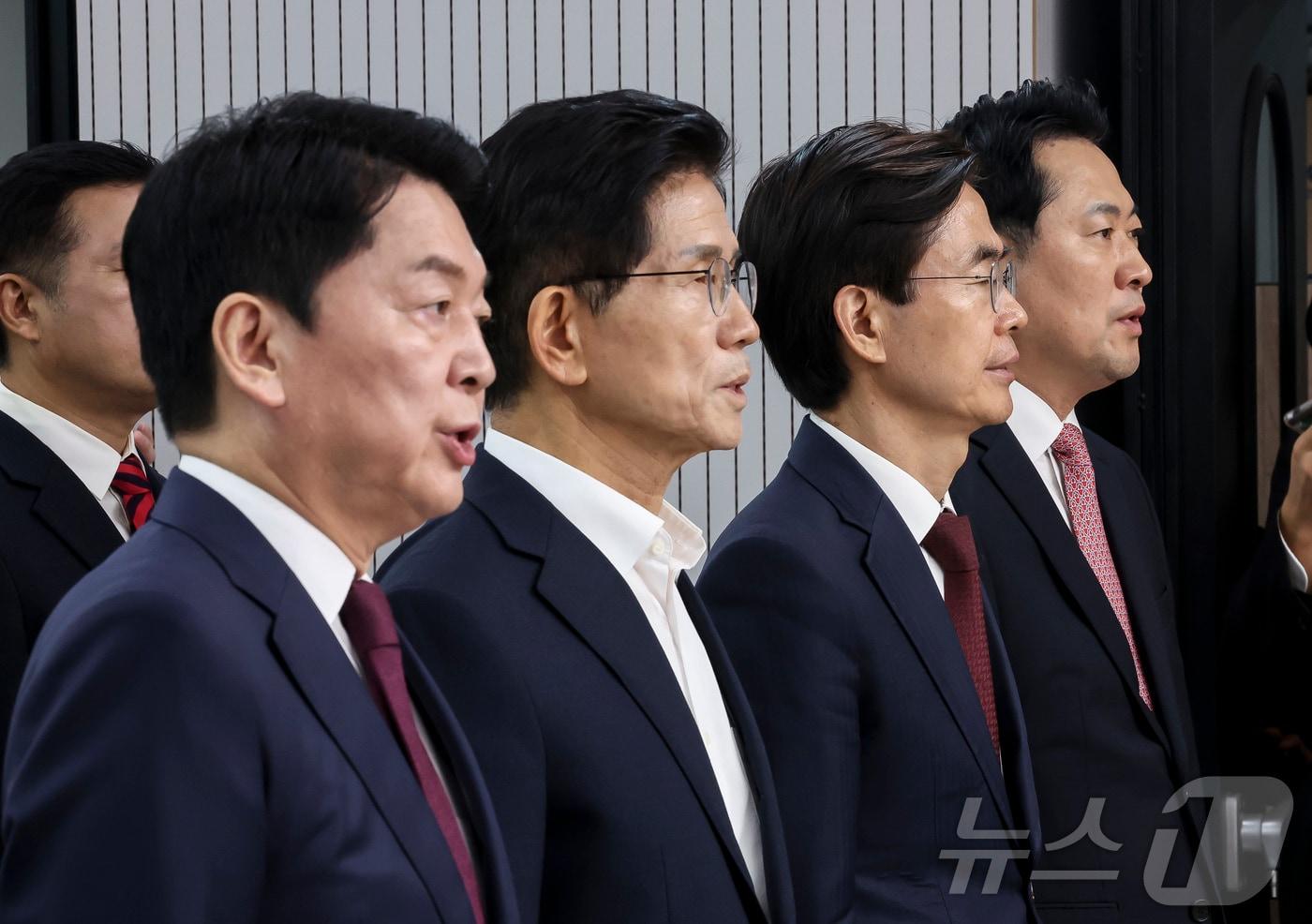 안철수&#40;왼쪽부터&#41;·김문수·조경태·장동혁 국민의힘 대표 후보가 지난 14일 서울 여의도 국민의힘 중앙당사에서 열린 전당대회 수도권·강원·제주 합동연설회에서 국민의례를 하고 있다. 2025.8.14/뉴스1 ⓒ News1 국회사진기자단