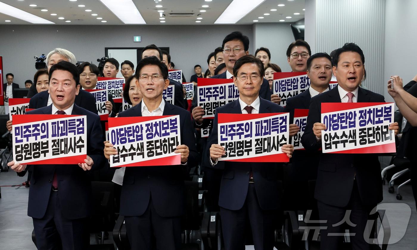 안철수&#40;왼쪽부터&#41;, 김문수, 조경태, 장동혁 국민의힘 당대표 후보들이 14일 오후 서울 여의도 국민의힘 중앙당사에서 열린 제6차 전당대회 수도권·강원·제주 합동연설회에서 야당탄압을 규탄하는 내용의 피켓팅을 하고 있다. 2025.8.14/뉴스1 ⓒ News1 국회사진기자단