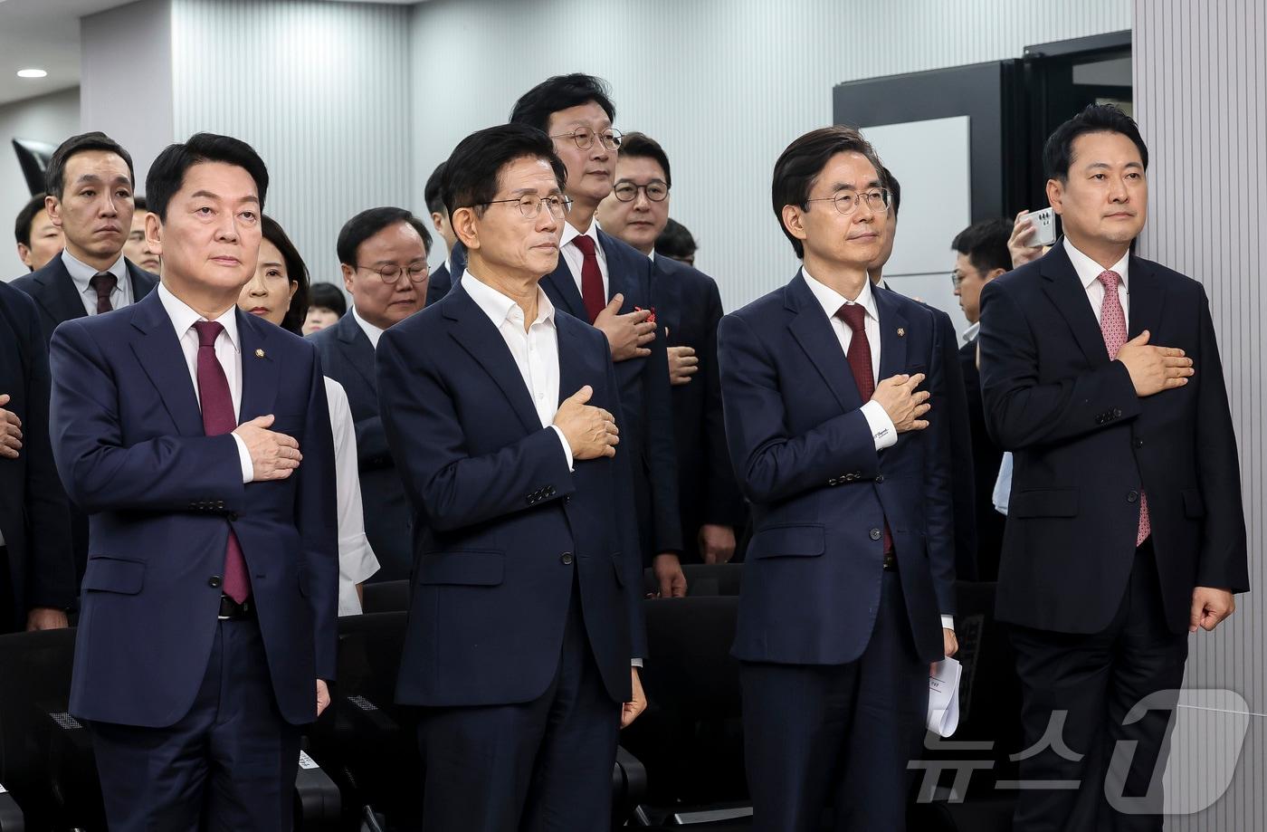 안철수&#40;왼쪽부터&#41;, 김문수, 조경태, 장동혁 국민의힘 당대표 후보들이 14일 오후 서울 여의도 국민의힘 중앙당사에서 열린 제6차 전당대회 수도권·강원·제주 합동연설회에서 국민의례를 하고 있다. 2025.8.14/뉴스1 ⓒ News1 국회사진기자단
