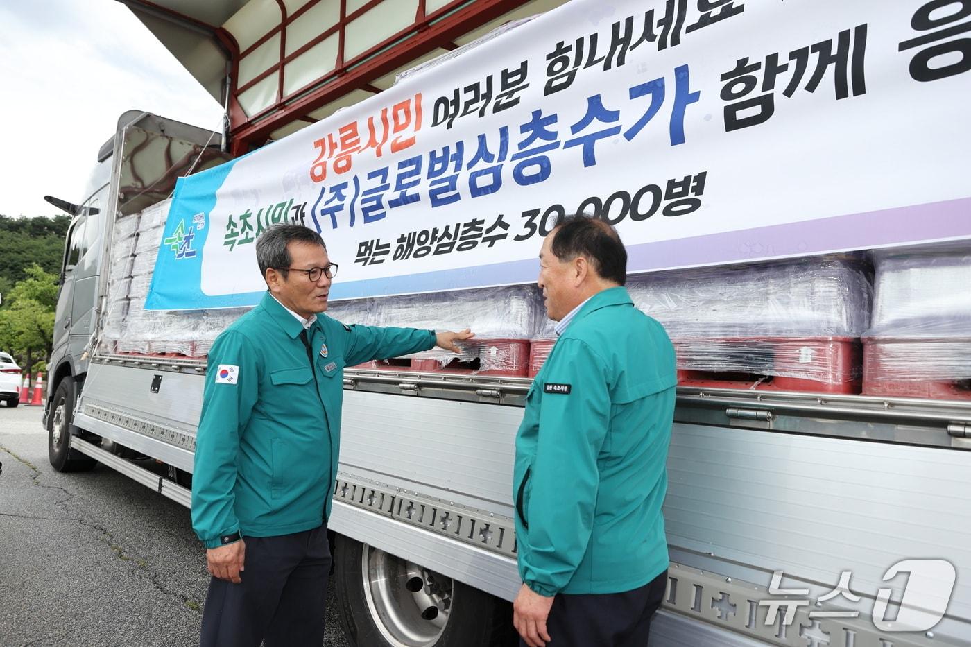 김홍규 강원 강릉시장&#40;사진 왼쪽&#41;이 14일 가뭄 극복을 기원하며 시청 직원과 글로벌심층수가 기부한 생수 3만병을 지원한 이병선 속초시장과 환담을 나누고 있다.&#40;강릉시 제공, 재판매 및 DB 금지&#41; 2025.8.14/뉴스1