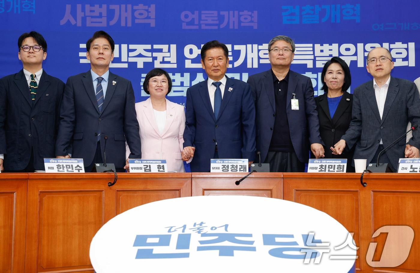 정청래 더불어민주당 대표가 14일 오후 서울 여의도 국회에서 열린 언론개혁특별위원회 출범식 및 1차 회의에 참석해 위원들과 기념 촬영을 하고 있다. 왼쪽부터 이준형 자문위원, 한민수 위원, 김현 부위원장, 정 대표, 이용성 자문위원, 최민희 위원장, 이강혁 자문위원. ⓒ News1 안은나 기자