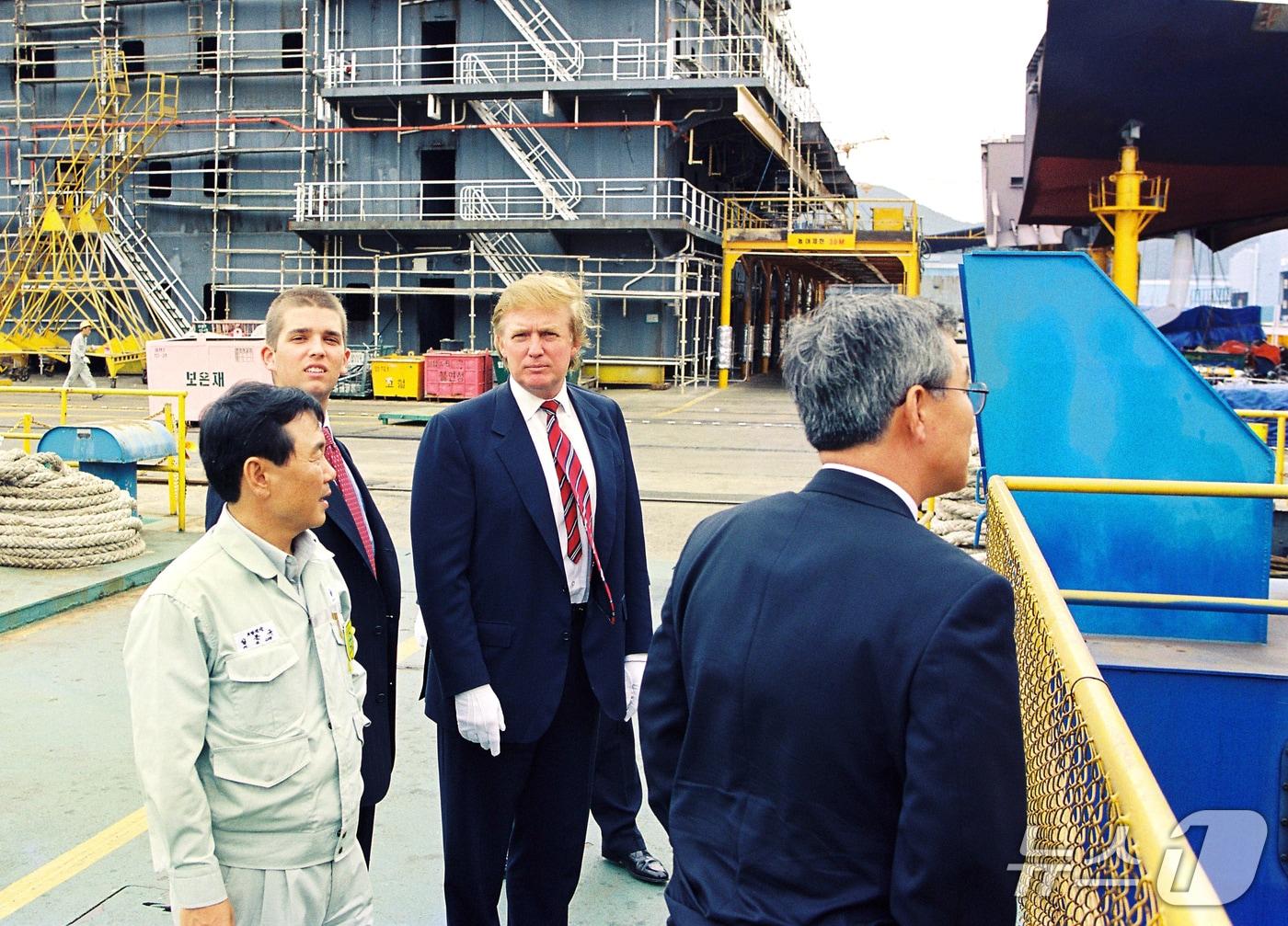 본문 이미지 - 1998년 대우중공업 옥포조선소를 방문한 도널트 트럼프.(거제시청 제공. 재판매 및 DB금지)