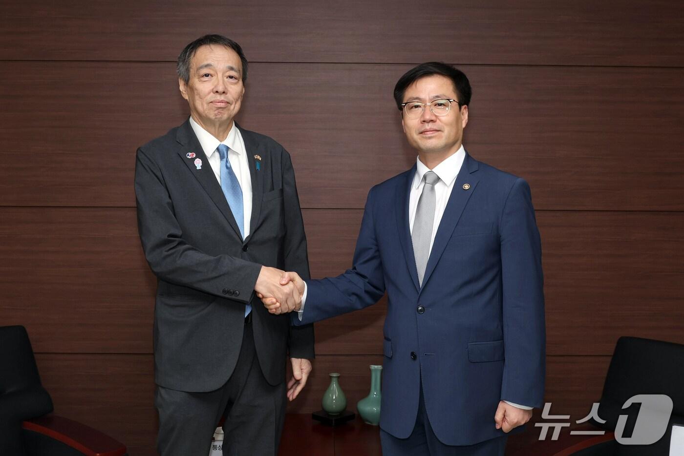 여한구 산업통상자원부 통상교섭본부장이 14일 서울 중구 대한상공회의소에서 미즈시마 코이치 주대한민국 일본대사관 특명전권대사와 면담을 하고 있다. (산업통상자원부 제공) 2025.08.14 /뉴스1