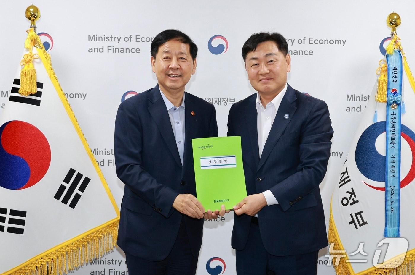 14일 김관영 전북지사&#40;오른쪽&#41;가 정부서울청사에서 구윤철 경제부총리를 만나 지역 핵심사업들의 국가예산  지원을 요청하고 기념 촬영을 하고 있다.&#40;전북도 제공. 재판매 및 DB금지&#41;/뉴스1