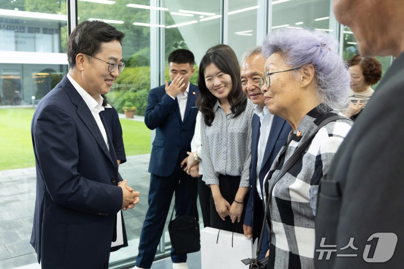14일 오전 김동연 경기도지사가 국외에 거주 중인 독립유공자 후손들과 도담소에서 인사를 하고 있다.&#40;경기도 제공. 재판매 및 DB금지&#41;