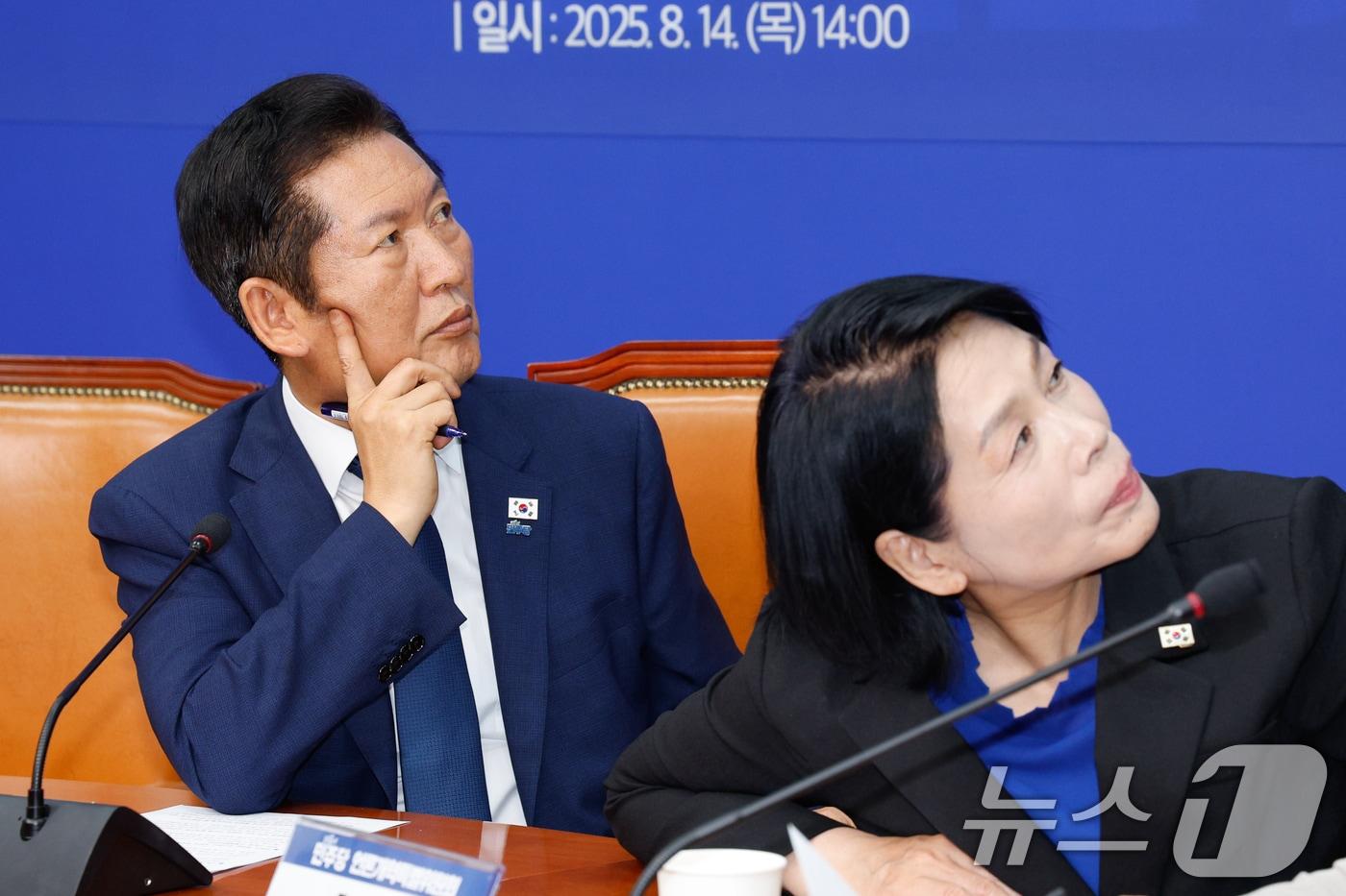 본문 이미지 - 정청래 더불어민주당 대표가 2025년 8월 14일 오후 서울 여의도 국회에서 열린 언론개혁특별위원회 출범식 및 1차 회의에 참석해 최민희 위원장과 특위 활동 계획 화면을 보고 있는 모습. 2025.8.14 ⓒ 뉴스1 안은나 기자