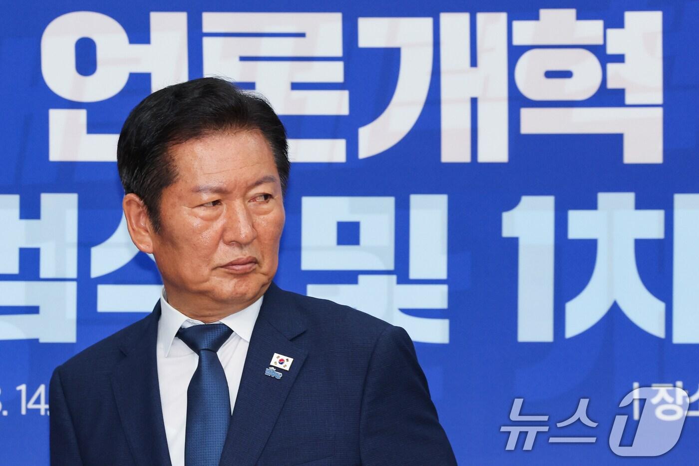 정청래 더불어민주당 대표가 14일 오후 서울 여의도 국회에서 열린 언론개혁특별위원회 출범식 및 1차 회의에 참석해 국민의례를 마친 후 자리로 향하고 있다. 2025.8.14/뉴스1 ⓒ News1 안은나 기자