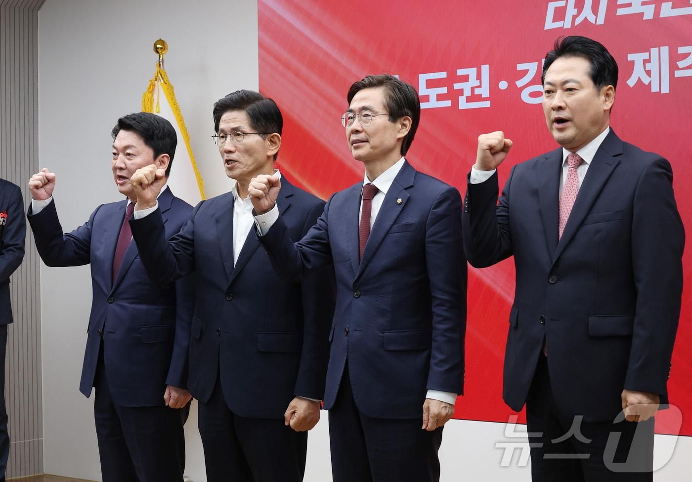 안철수&#40;왼쪽부터&#41;, 김문수, 조경태, 장동혁 국민의힘 당대표 후보가 14일 오후 서울 여의도 국민의힘 중앙당사에서 열린 제6차 전당대회 수도권·강원·제주 합동연설회에서 기념촬영을 하고 있다. 2025.8.14/뉴스1 ⓒ News1 국회사진기자단