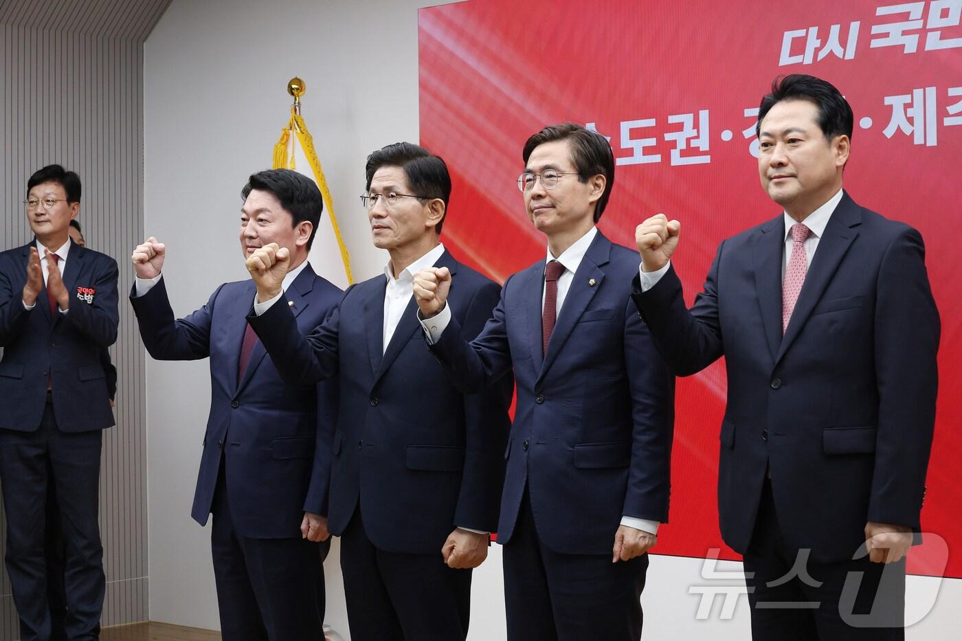 안철수&#40;왼쪽부터&#41;, 김문수, 조경태, 장동혁 국민의힘 당대표 후보가 14일 오후 서울 여의도 국민의힘 중앙당사에서 열린 제6차 전당대회 수도권·강원·제주 합동연설회에서 기념촬영을 하고 있다. 2025.8.14/뉴스1 ⓒ News1 국회사진기자단