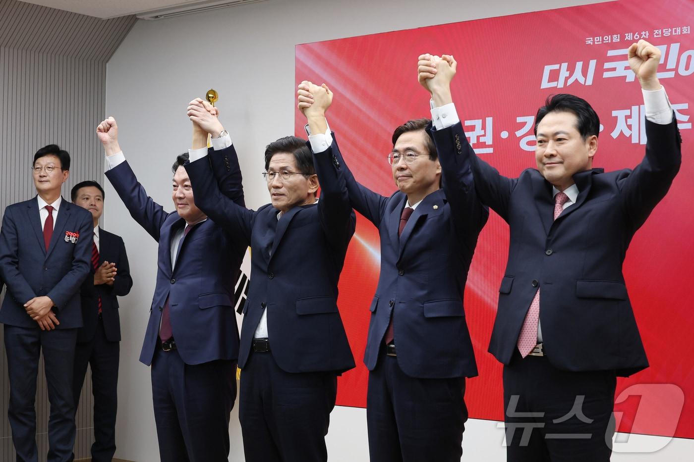 안철수&#40;왼쪽부터&#41;·김문수·조경태·장동혁 국민의힘 대표 후보가 지난 14일 서울 여의도 중앙당사에서 열린 수도권·강원·제주 합동연설회에서 기념촬영을 하고 있다. 2025.8.14/뉴스1 ⓒ News1 국회사진기자단