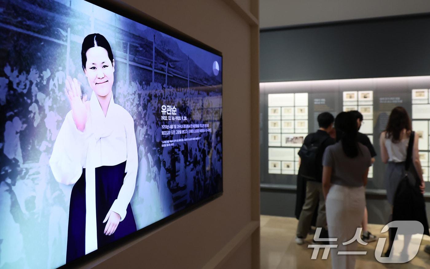 광복절을 하루 앞둔 14일 오후 서울 용산구 국립중앙박물관을 찾은 관광객들이 포토존에 AI로 복원된 독립운동가의 모습을 관람하고 있다. 2025.8.14/뉴스1 ⓒ News1 장수영 기자