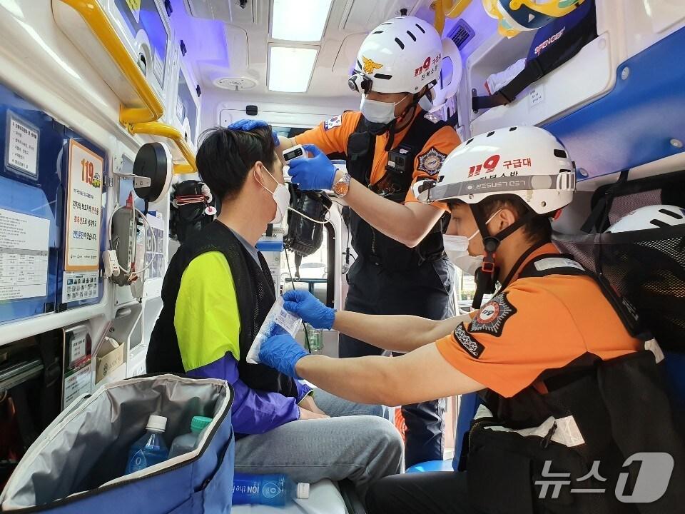 본문 이미지 - 폭염 구급활동 사진.(전북소방본부 제공. 재판매 및 DB금지)