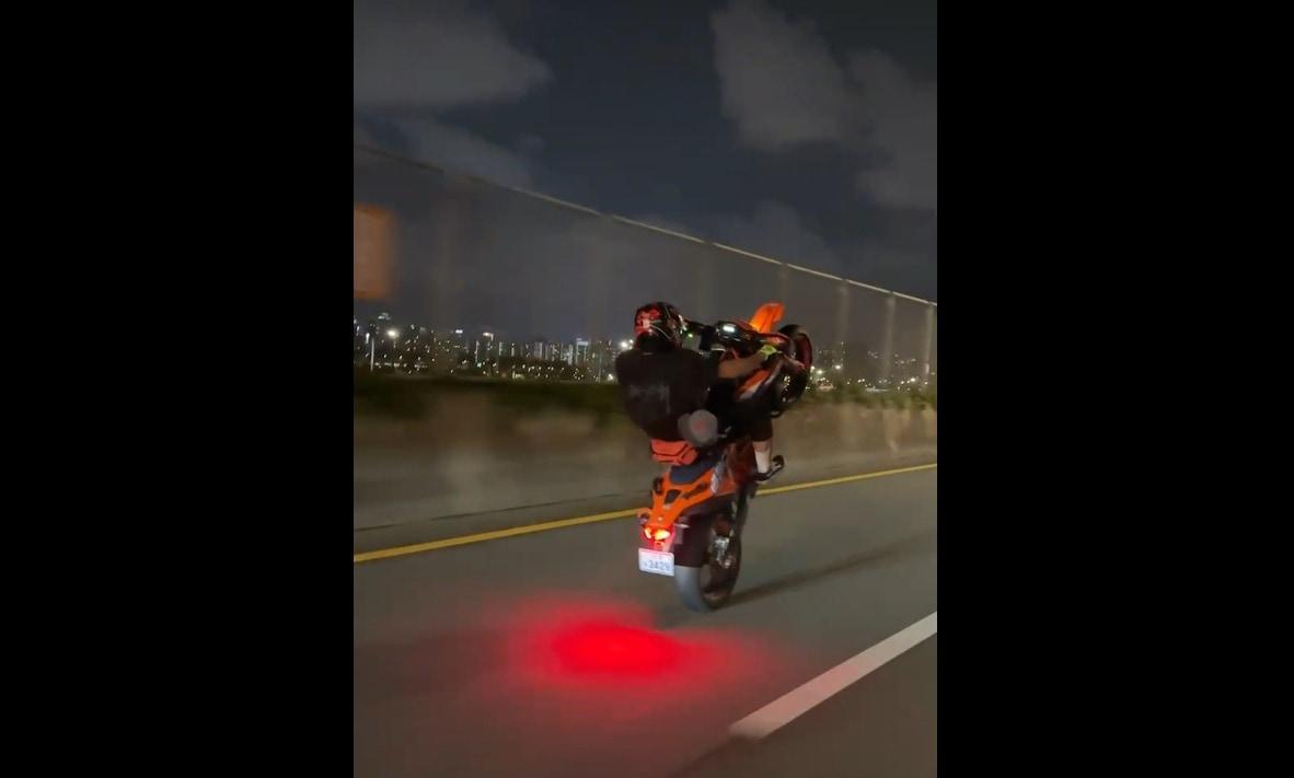 본문 이미지 - 오토바이 앞바퀴를 들고 위험천만한 폭주를 하는 폭주족 &#40;서울 성동경찰서 제공&#41;