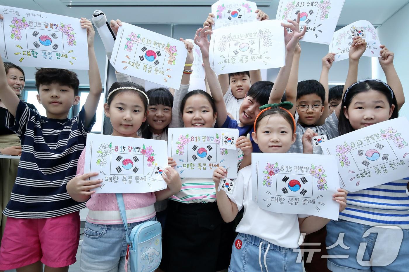 80주년 광복절을 하루 앞둔 14일 대구 중구 국채보상운동기념도서관에서 열린 '태극기 바로 알고 바로 그리기' 행사에 참여한 초등학생들이 직접 그린 태극기와 고사리손으로 만든 열쇠고리를 들어 보이고 있다. 2025.8.14/뉴스1 ⓒ News1 공정식 기자