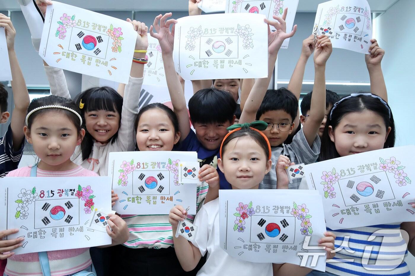 80주년 광복절을 하루 앞둔 14일  '태극기 바로 알고 바로 그리기' 행사에 참여한 초등학생들. 2025.8.14/뉴스1 ⓒ News1 공정식 기자