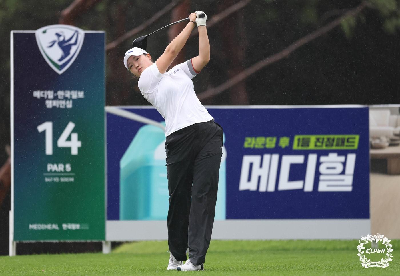 김민솔이 14일 경기 포천 몽베르CC에서 열린 &#39;메디힐 한국일보 챔피언십&#39; 1라운드 14번 홀에서 티샷을 하고 있다. &#40;KLPGA 제공. 재판매 및 DB 금지&#41; 2025.8.14/뉴스1