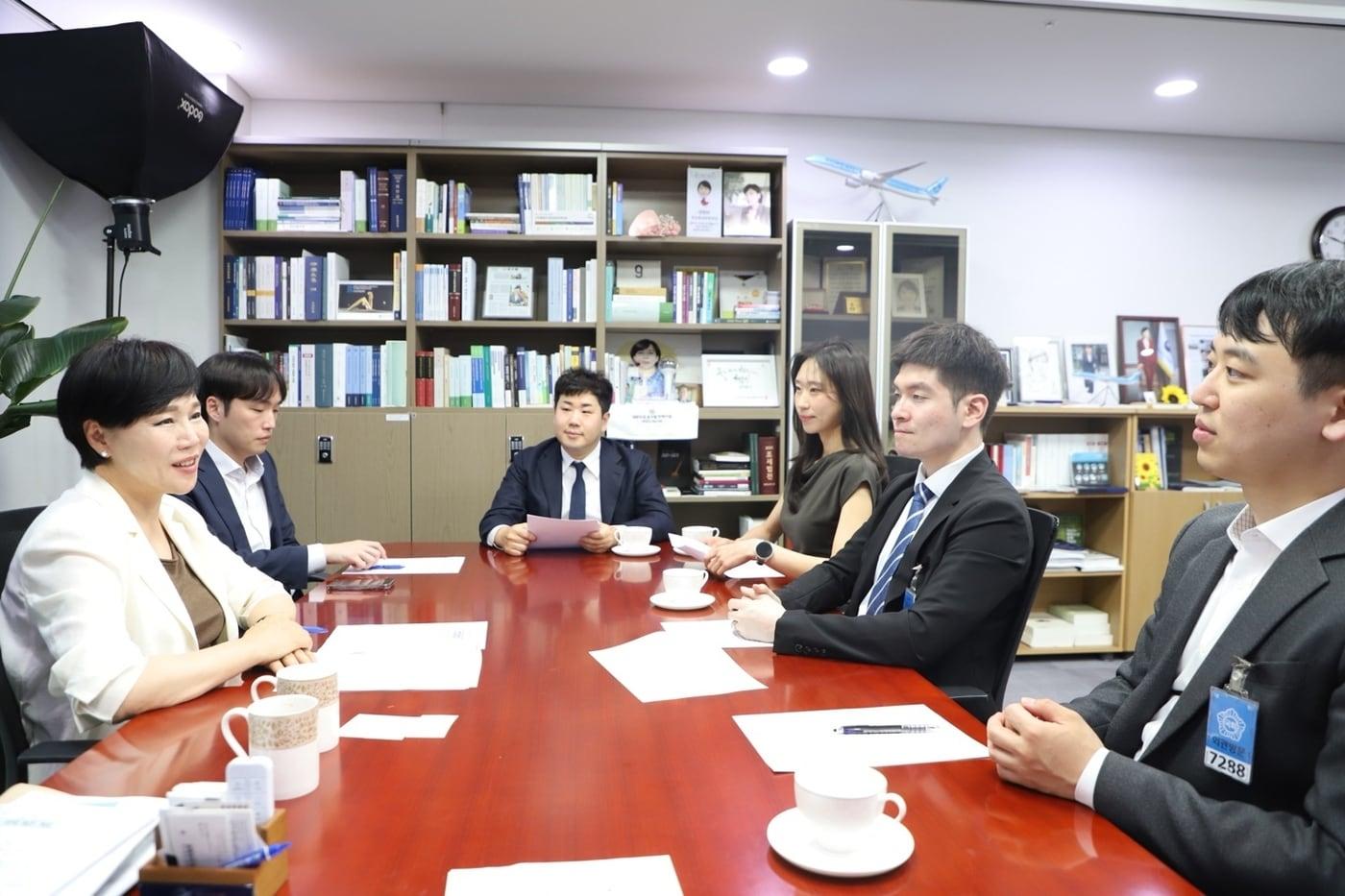 전현희 더불어민주당 최고위원은 지난 13일 국회 의원회관에서 한성존 대한전공의협의회 비상대책위원장 등 전공의 대표단과 간담회를 진행했다고 14일 밝혔다.&#40;전현희 더불어민주당 의원실 제공&#41;