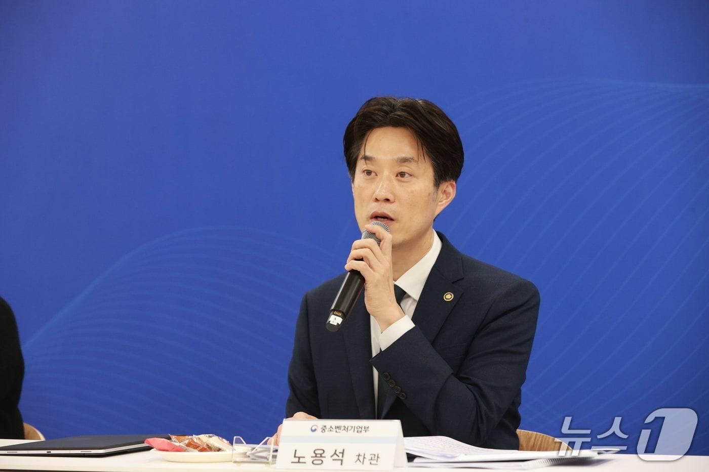 노용석 중소벤처기업부 차관이 14일 서울 중구 서울고용복지플러스센터에서 열린 &#39;소상공인 회복 및 안전망 강화 제3차 간담회&#39;에서 인사말을 하고 있다. &#40;중소벤처기업부 제공. 재판매 및 DB금지&#41;