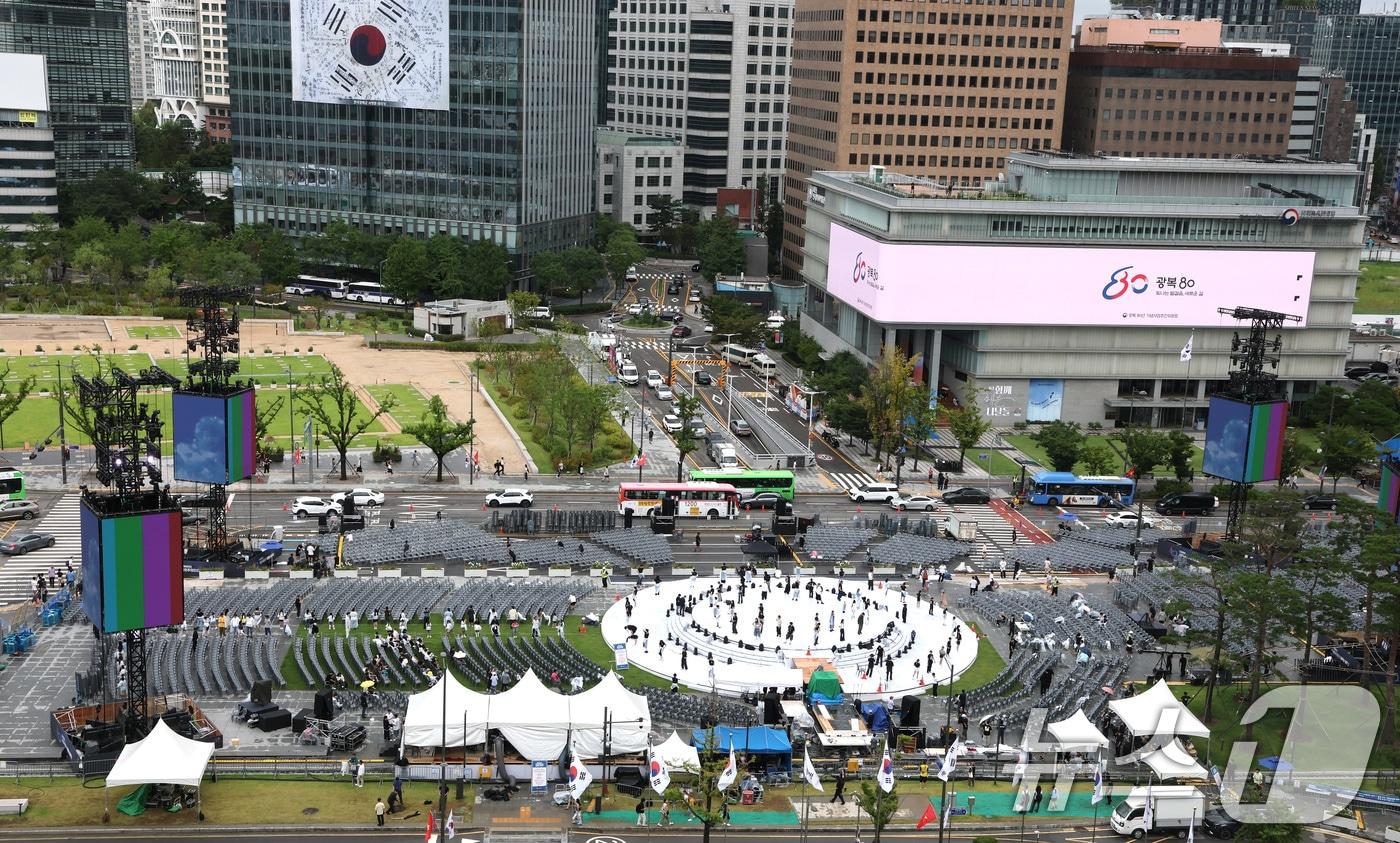 14일 오후 서울 광화문 광장에 설치된 &#39;광복 80년, 국민주권으로 미래를 세우다&#39; 국민대축제 무대에서 관계자들이 리허설을 하고 있다.2025.8.14/뉴스1 ⓒ News1 임세영 기자