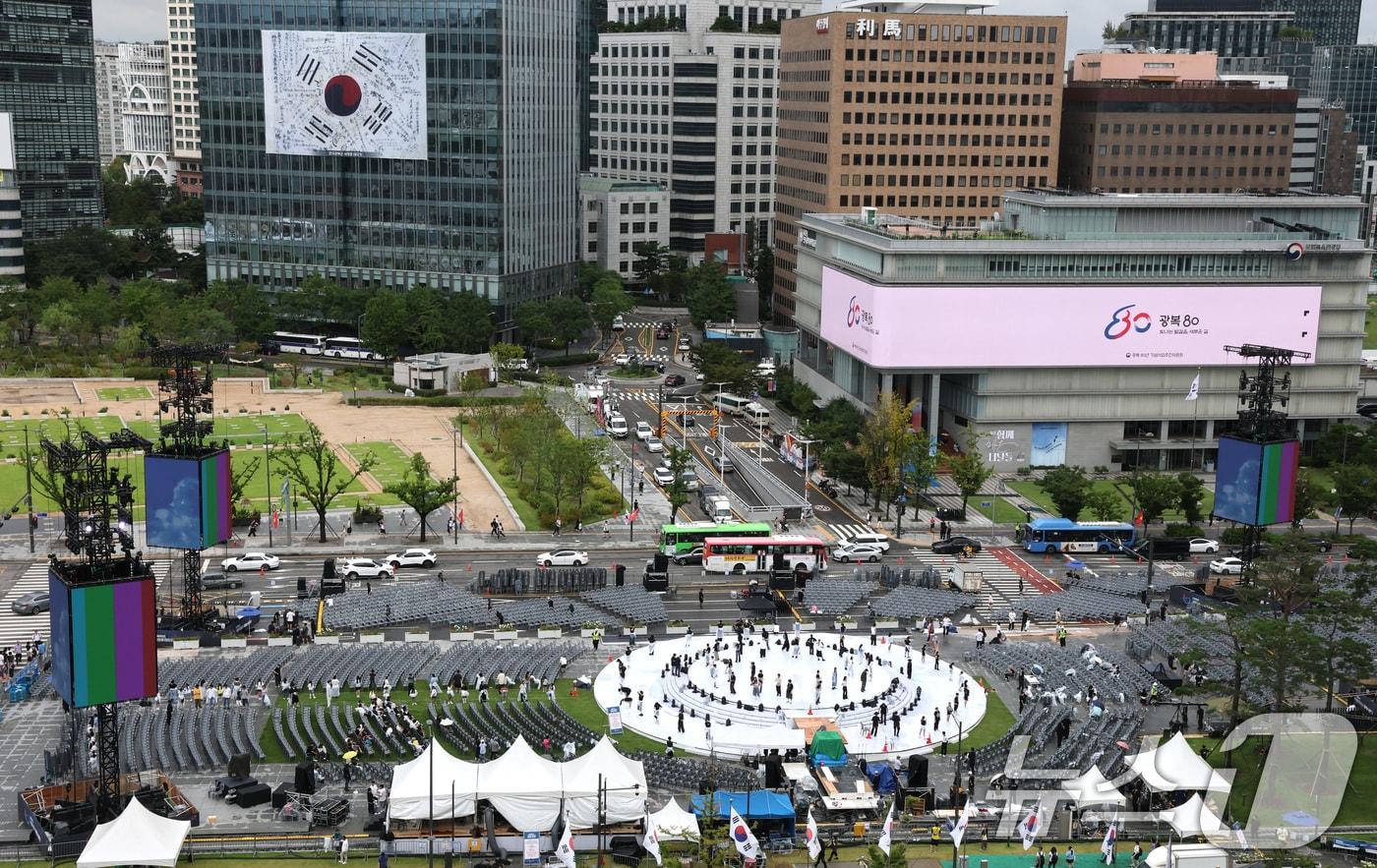 14일 오후 서울 광화문 광장에 설치된 '광복 80년, 국민주권으로 미래를 세우다' 국민대축제 무대에서 관계자들이 리허설을 하고 있다. 2025.8.14/뉴스1 ⓒ News1 임세영 기자