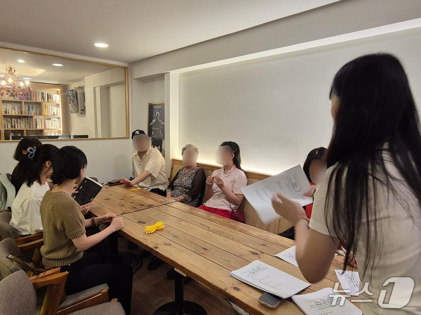 본문 이미지 - 지난 12일부터 16일까지 전북사회서비스원 소속 청년미래센터가 기획한 가족돌봅청(소)년 특별 힐링 프로그램이 운영되는 가운데 이들을 위한 대면 자조모임이 진행되고 있다.(전북사회서비스원 제공. 재판매 및 DB금지)/뉴스1  