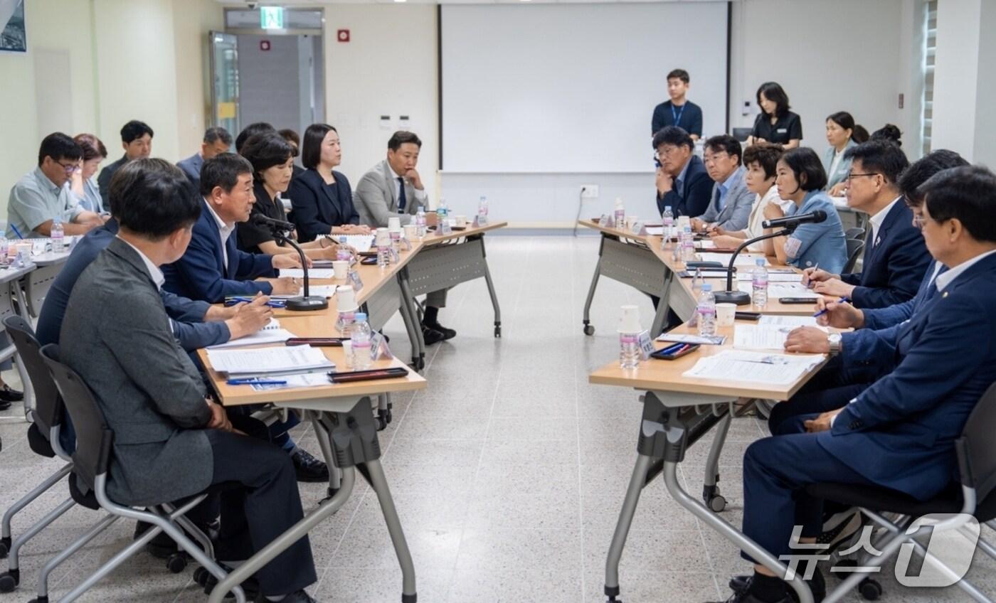 충북 증평군은 14일 증평읍 창동개나리 어울림센터에서 임호선 국회의원과 지역 현안 해결과 국비 예산확보를 위한 정책간담회를 개최했다.&#40;증평군 제공, 재판매 및 DB금지&#41;/뉴스1