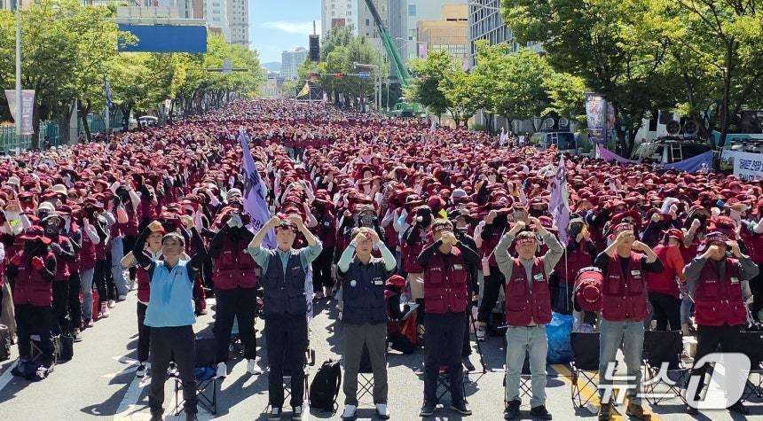 본문 이미지 - 민주노총 전국플랜트건설노조 울산지부 조합원들이 지난 7월 24일 울산시청 남문 앞에서 임금 및 단체협상 투쟁 승리 결의대회를 하고 있다. &#40;울산플랜트건설노조 제공. 재판매 및 DB 금지&#41; /뉴스1