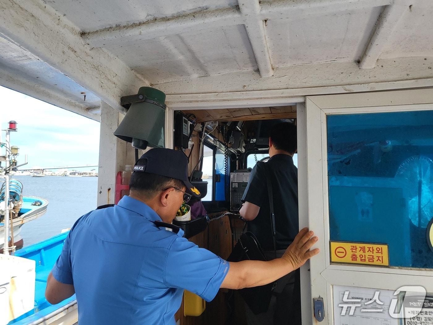 본문 이미지 - 속초해경, 여름철 낚시어선 유관기관 합동점검.&#40;속초해경 제공, 재판매 및 DB 금지&#41;2025.8.14/뉴스1